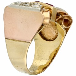 Tricolor Art Deco strikvormige tank ring, met 10 roos geslepen diamanten en synthetische robijn - 18 kt.