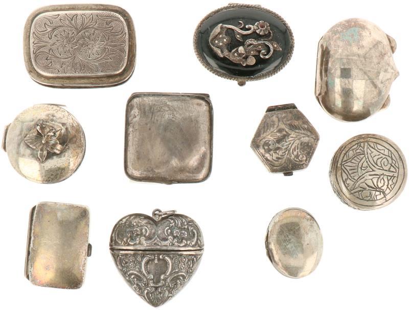 (10) Delig lot pillendoosjes zilver.