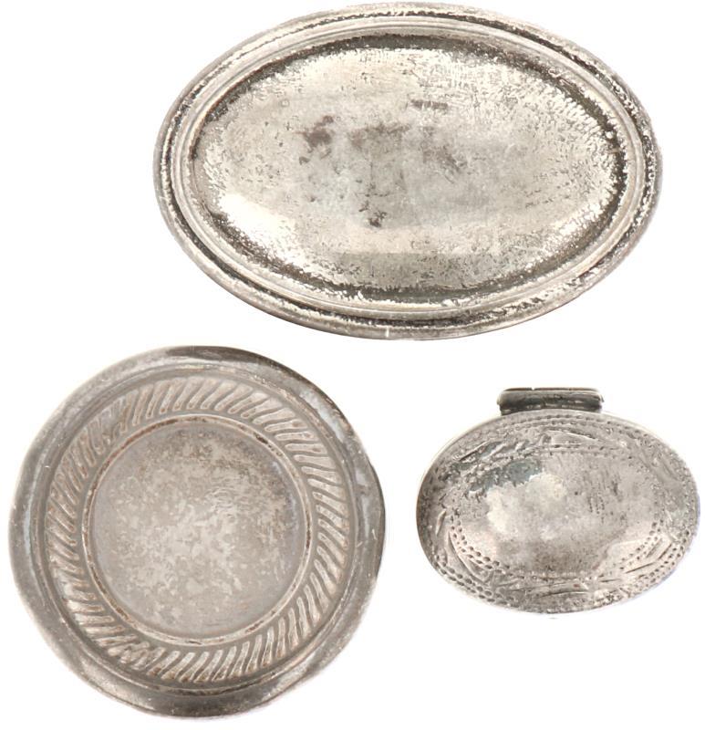 (3) Delig lot pillendoosjes zilver.