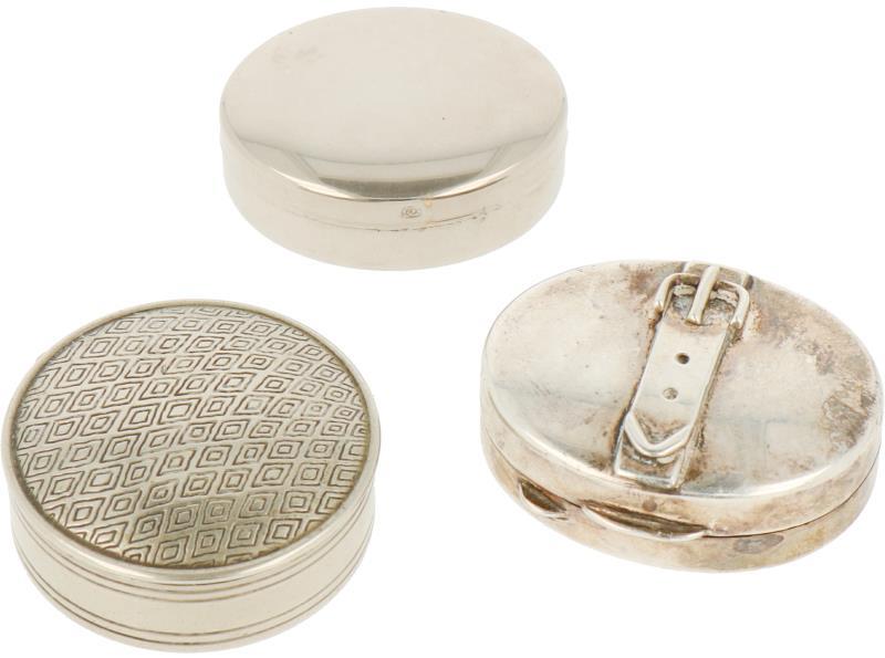 (3) Delig lot pillendoosjes zilver.