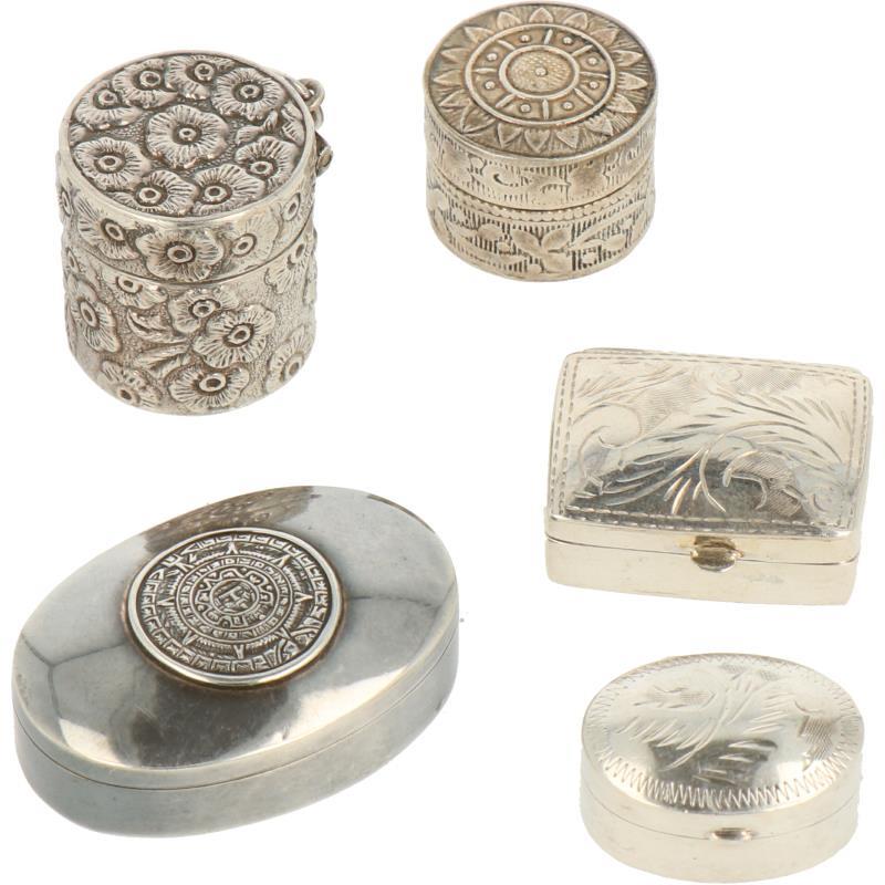 (5) Delig lot pillendoosjes zilver.