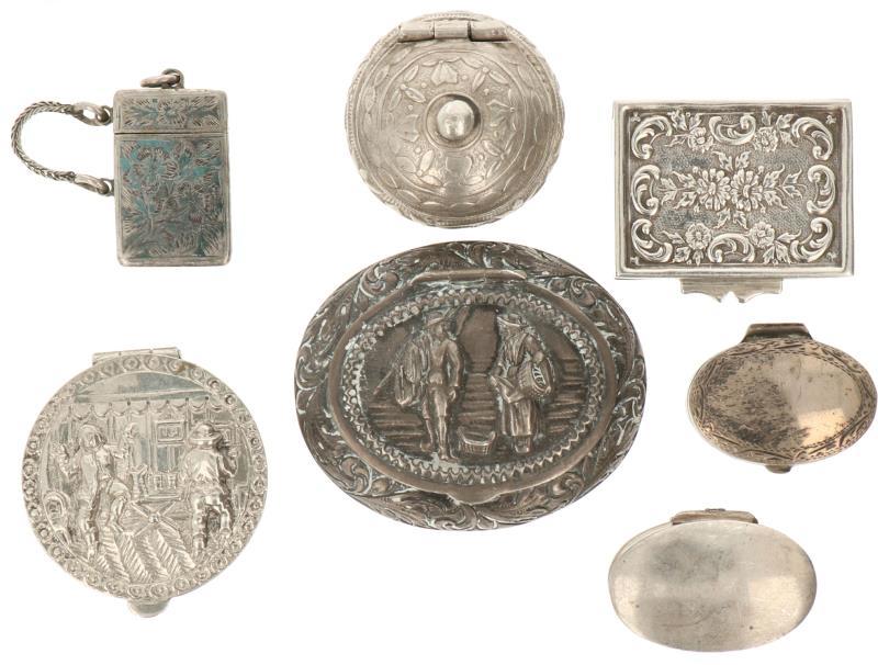 (7) Delig lot doosjes zilver.