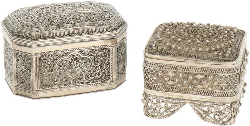 (2) Delig lot oosterse doosjes zilver.