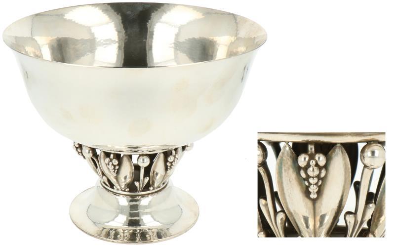 Schaal op voet nr. 197A Georg Jensen zilver.