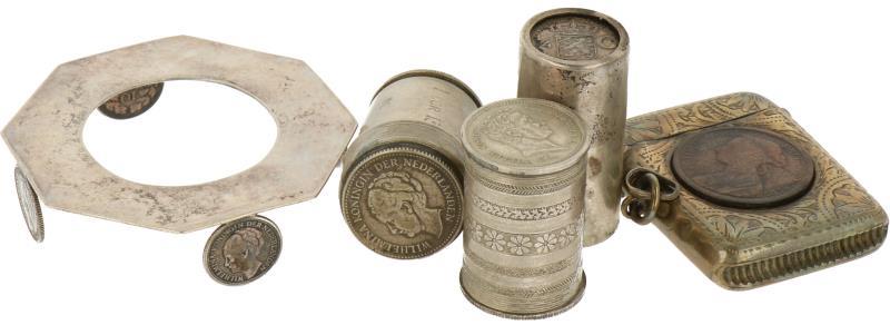 Lot (5) Muntobjecten o.a. muntkoker met Nederlands Indische munt.