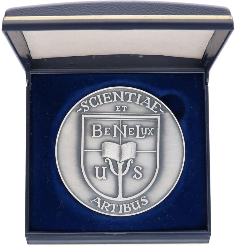 Nederland. (1993). Erepenning Benelux Universitaircentrum.