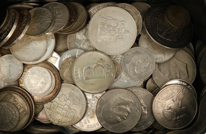 World. 2½ kg Silvermix World coins.