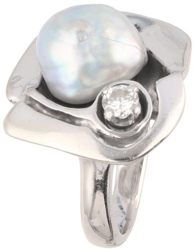 Design ring witgoud, ca. 0.13 ct. diamant en barok parel - 18 kt.