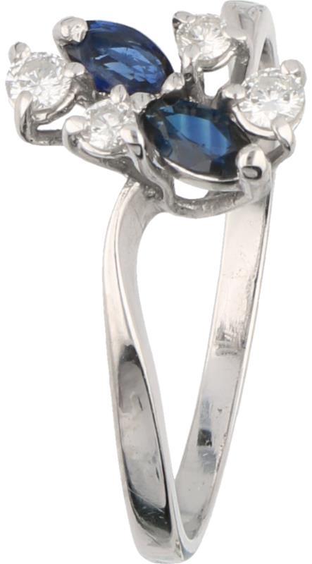 Ring witgoud, ca. 0.16 ct. diamant en saffier - 18 kt.