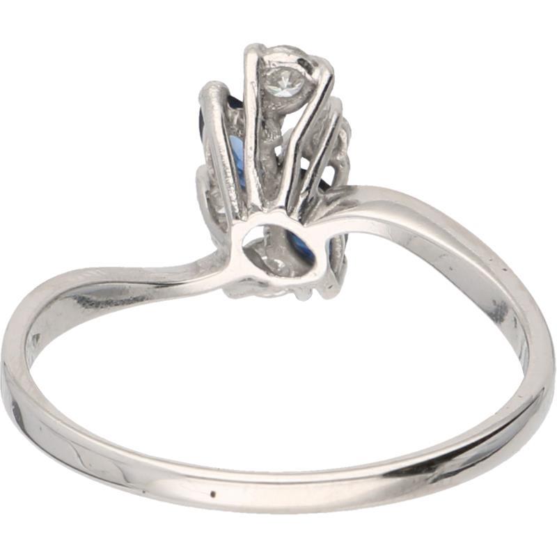 Ring witgoud, ca. 0.16 ct. diamant en saffier - 18 kt.