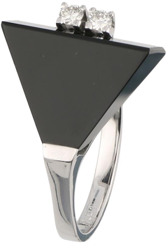 Design ring witgoud, ca. 0.16 ct. diamant en onyx - 18 kt.