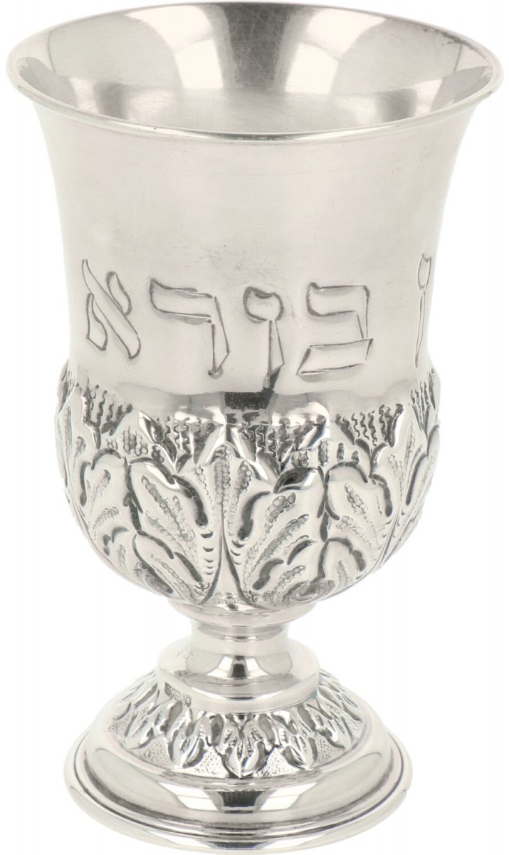 Kiddush beker op voet zilver.