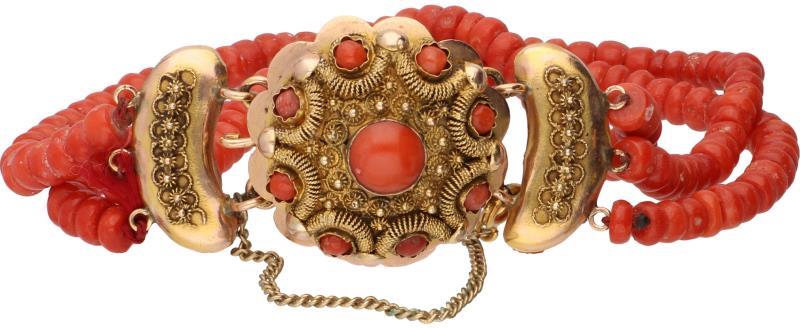 Armband met een grote fijn bewerkte geelgouden sluiting, bloedkoraal - 14 kt.