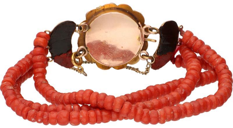 Armband met een grote fijn bewerkte geelgouden sluiting, bloedkoraal - 14 kt.