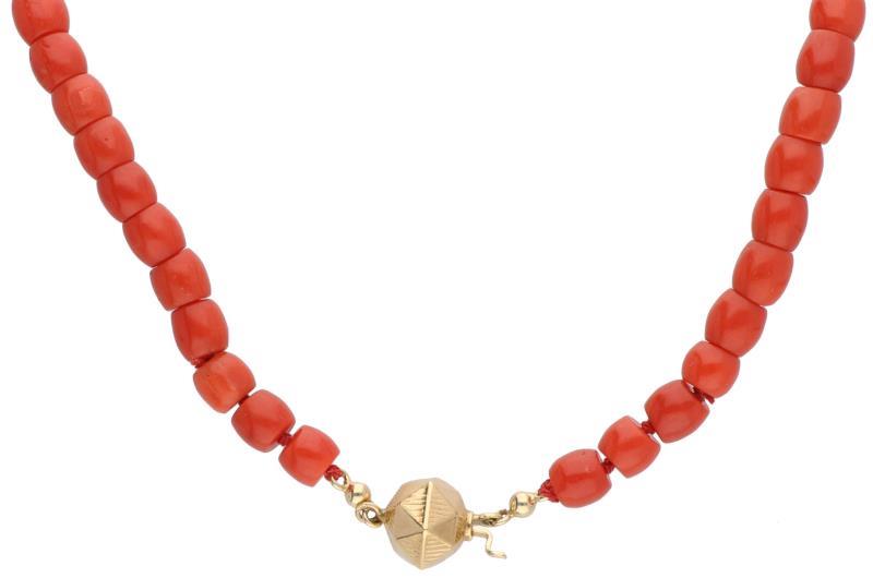 Collier met een geelgouden sluiting, bloedkoraal - 14 kt.