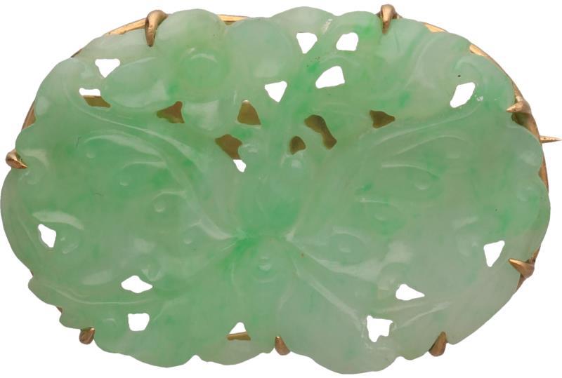 Broche geelgoud, gesneden jade - 14 kt.