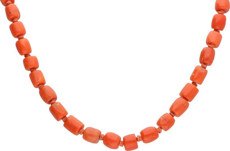 Collier met verguld zilveren sluiting, bloedkoraal.