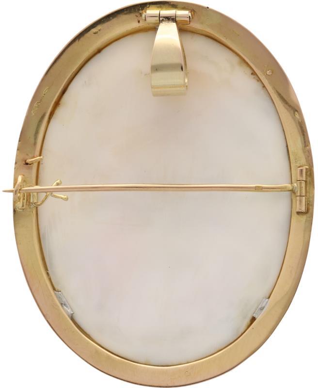 Cameé hanger/broche geelgoud, gesneden wit koraal - 18 kt.