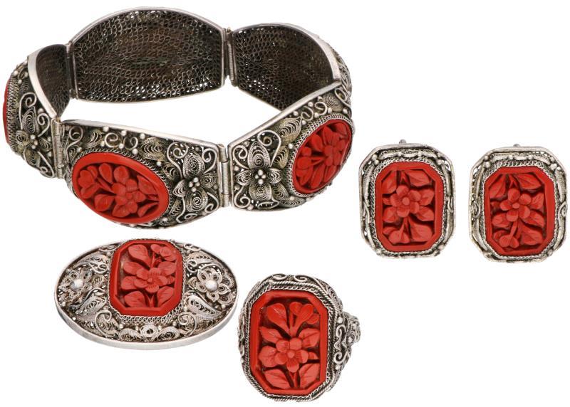 Set van filigrain armband, oorbellen, ring en broche zilver, gesneden rood lakwerk - 925/1000.