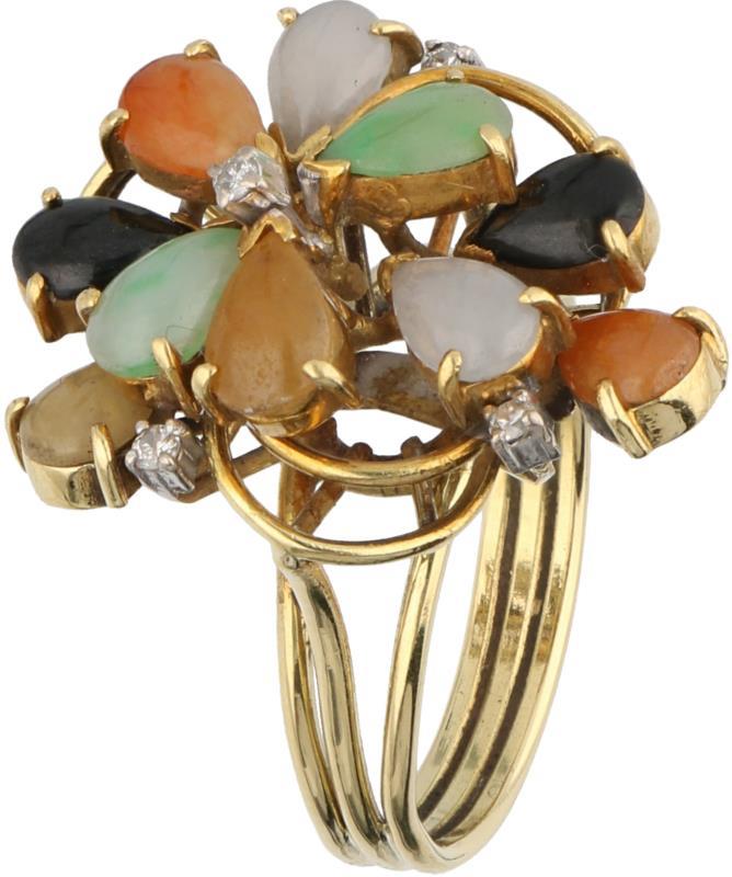 Cocktailring geelgoud, ca. 0.04 ct. diamant en witte, groene, zwarte, bruine en oranje jade - 18 kt.