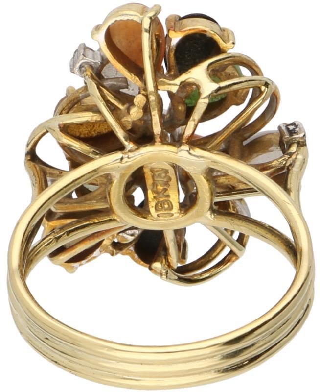 Cocktailring geelgoud, ca. 0.04 ct. diamant en witte, groene, zwarte, bruine en oranje jade - 18 kt.