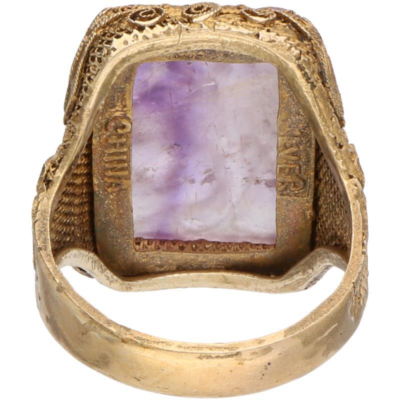 Filigrain ring verguld zilver, gesneden amethist.