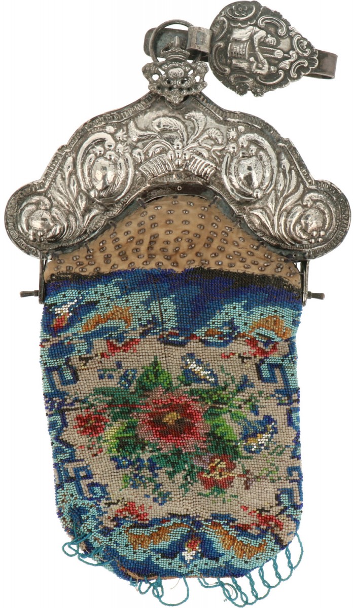 Beugeltas met rok haak zilver.