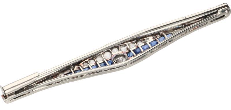 Broche witgoud, ca. 0.44 ct. diamant en saffier - 18 kt.