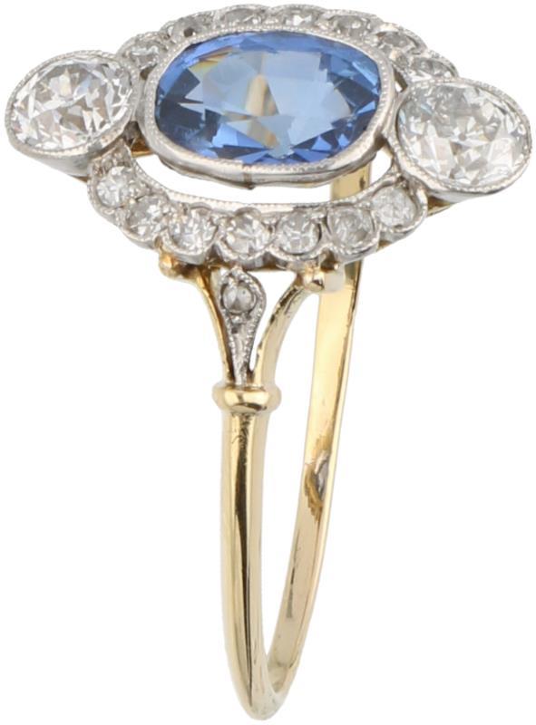 Entourage ring geelgoud, ca. 0.65 ct. diamant en saffier - 14 kt. en Pt 950.