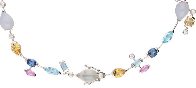 Collier witgoud, diverse edelstenen waaronder ca. 1.12 ct. diamant en saffier - 18 kt.