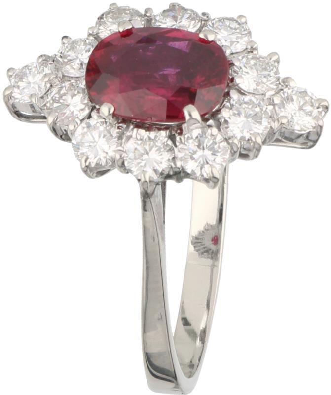 Entourage ring witgoud, ca. 1.08 ct. diamant en robijn - 14 kt.