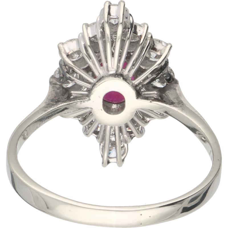 Entourage ring witgoud, ca. 1.08 ct. diamant en robijn - 14 kt.