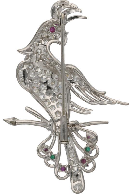 Papegaai broche platina, ca. 1.23 ct. diamant, robijn en smaragd - BWG Pt. 640.