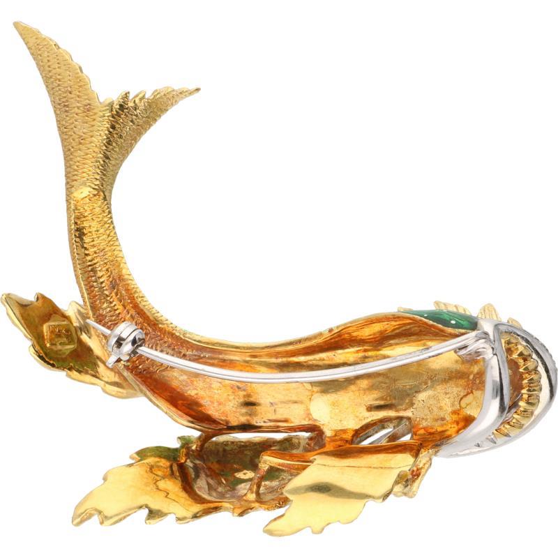 Broche in de vorm van een vis bicolor goud, ca. 0.08 ct. diamant en veelkleurig geëmailleerd - 18 kt.