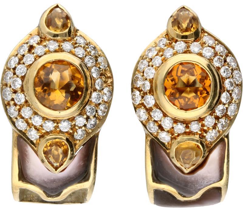 Italiaanse design oorbellen geelgoud, ca. 0.50 ct. diamant, citrien en parelmoer - 18 kt.