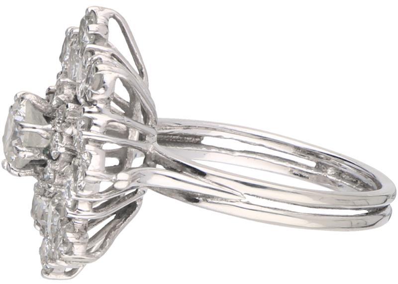 Entourage ring witgoud, ca. 2.90 ct. diamant - 18 kt.