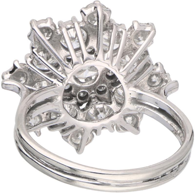 Entourage ring witgoud, ca. 2.90 ct. diamant - 18 kt.
