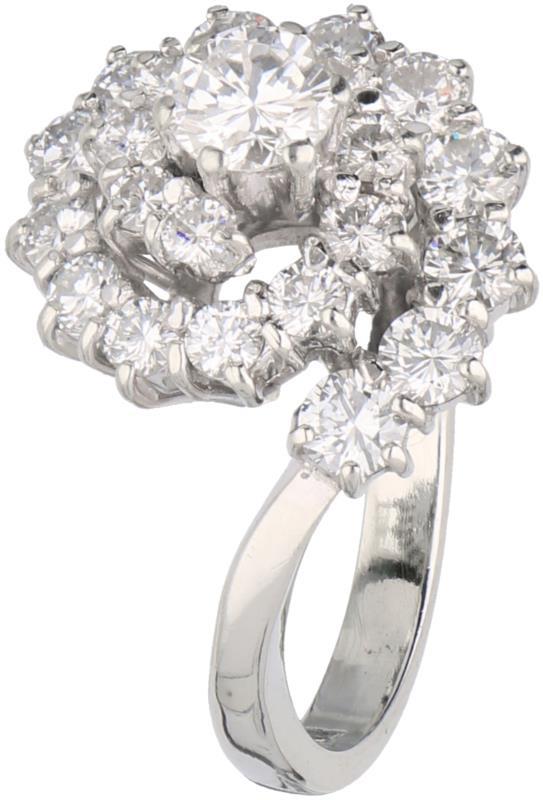 Entourage ring witgoud, ca. 1.90 ct. diamant - 18 kt.