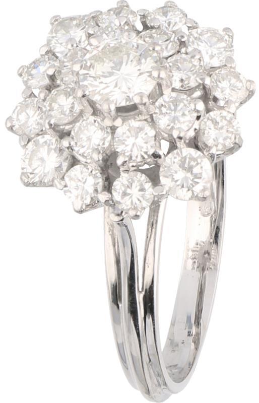 Entourage ring witgoud, ca. 1.60 ct. diamant - 18 kt.