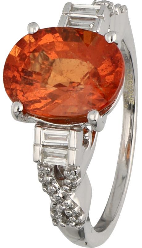 Lorique shoulderring witgoud, ca. 0.19 ct. diamant en spessartien mandarijn granaat - 18 kt.