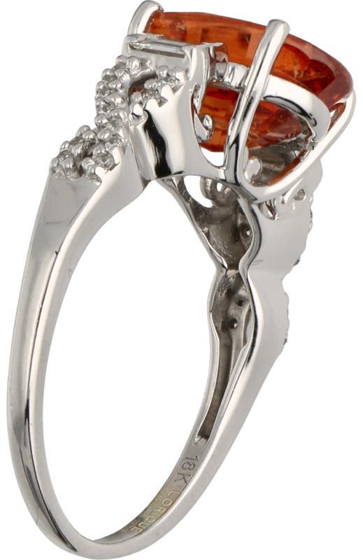 Lorique shoulderring witgoud, ca. 0.19 ct. diamant en spessartien mandarijn granaat - 18 kt.