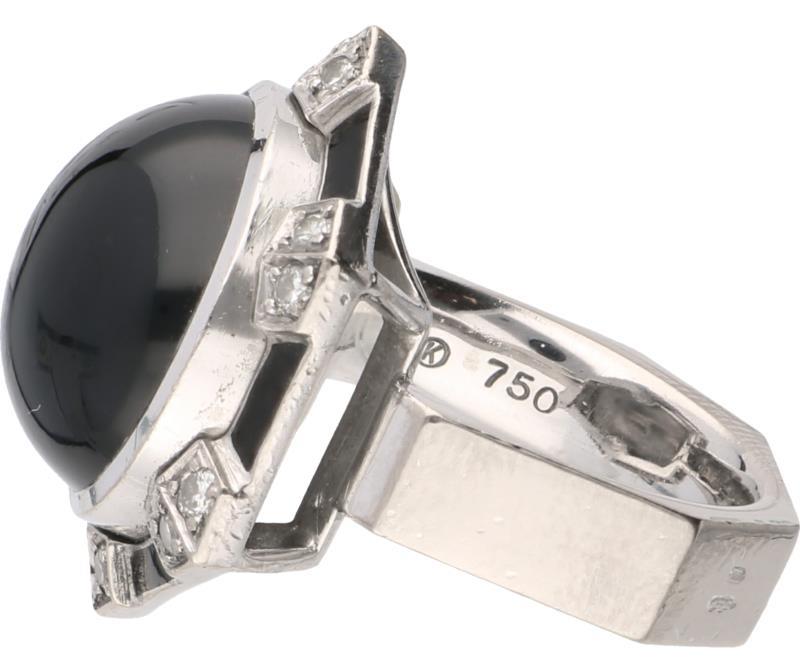 Bucherer cocktailring witgoud, ca. 0.12 ct. diamant en onyx - 18 kt.