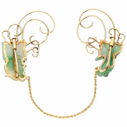 Dubbele geelgouden broche verbonden met ketting, met gesneden jade in de vorm van twee vissen - 14 kt.