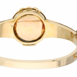 Geelgouden bangle armband met medaillon, met floraal decor en koningsblauwe emaille - BWG 10 kt.