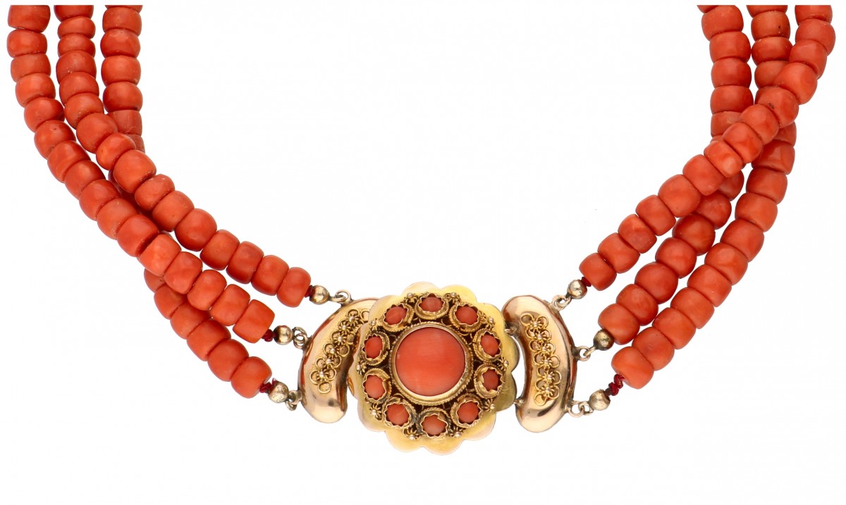 Drierijig antiek bloedkoralen collier met een rosegouden sluiting - 14 kt.