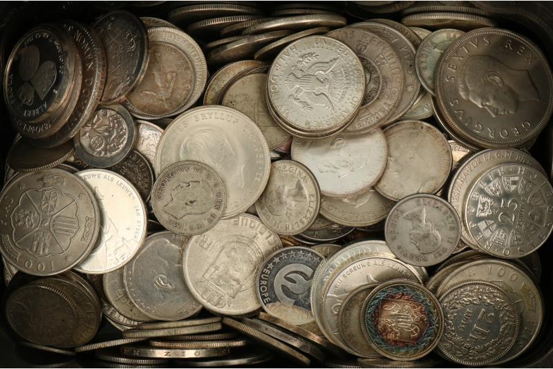 World. 2½ kg Silvermix World coins.