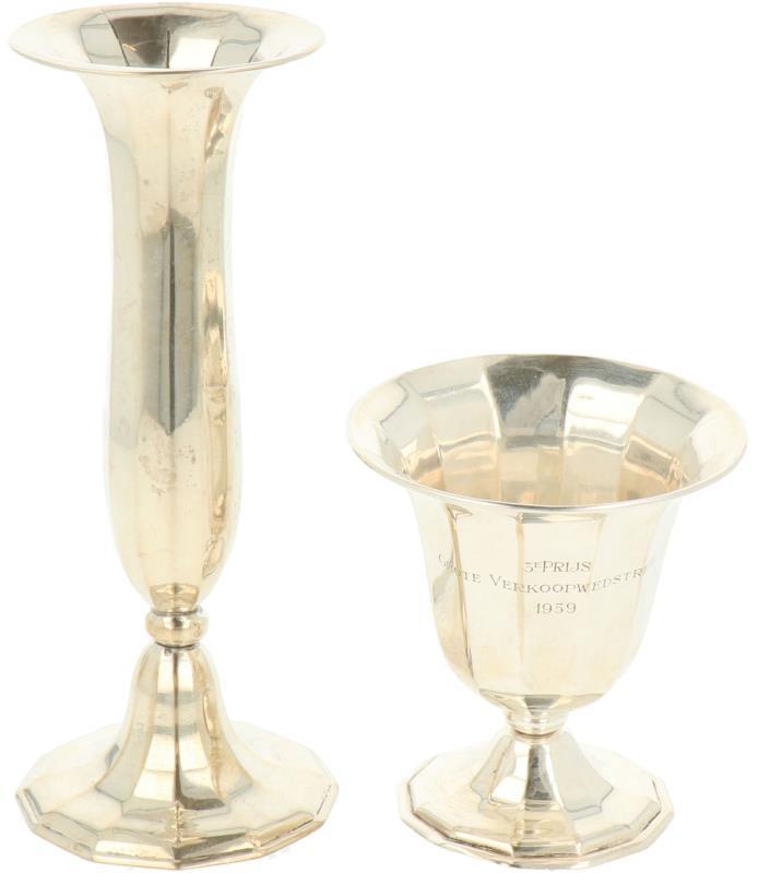 (2) Delig lot vaasjes zilver.