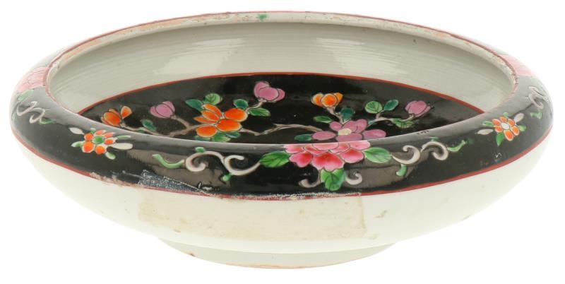 Een porseleinen schaal met floraal decor. Japan, 20e eeuw.