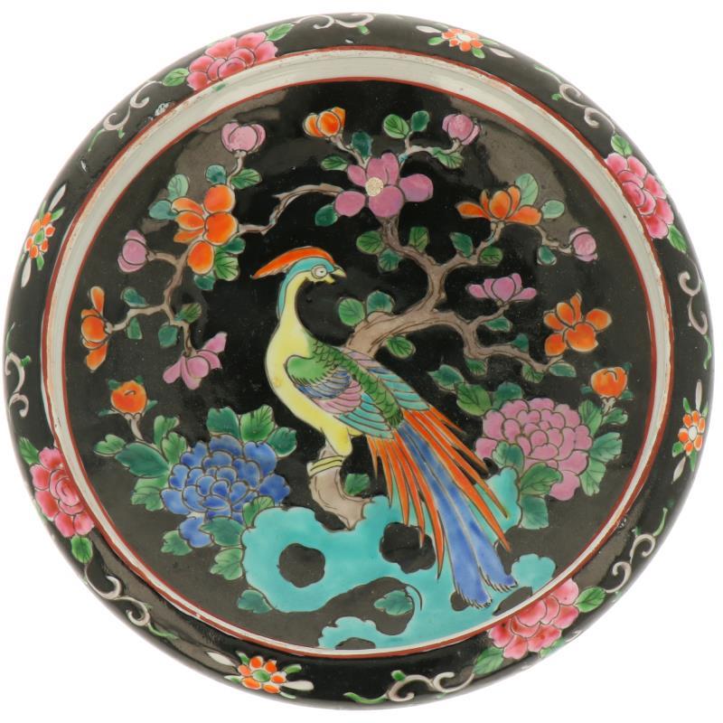 Een porseleinen schaal met floraal decor. Japan, 20e eeuw.
