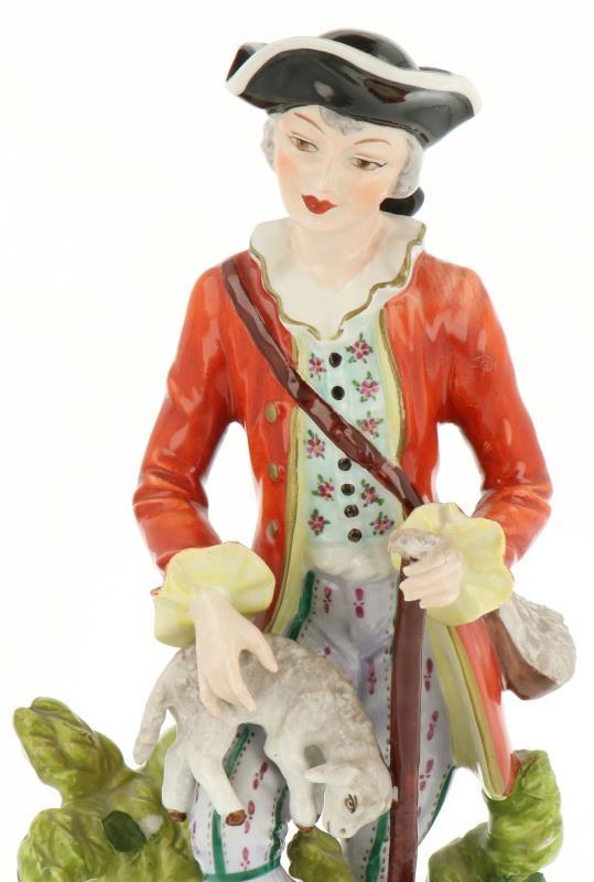 Een stel porseleinen figuren van een dame en heer met geitjes. Volkstedt-Rudolstadt, Duitsland. Midden 20e eeuw.